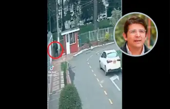 Momento en el que el joven entregó algo a dos personas mientras corría. FOTO CAPTURA DE VIDEO