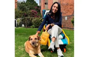 Leidy Cuestas junto a su producto, llamado GymSmile, en Bogotá. FOTO CORTESÍA NICOLÁS ZAMBRANO