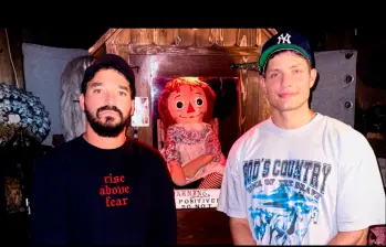 El comediante Matt Rife junto a un socio posando en una foto con la muñeca Annabelle. FOTO REDES SOCIALES