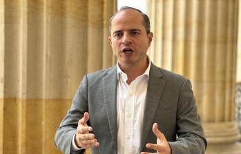 Espinal trabaja en llave con la senadora Paola Holguín. FOTO Colprensa