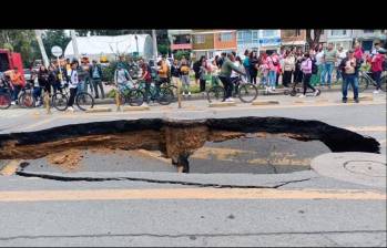 Imágenes del cráter que dejó intransitable una calle en el occidente de Bogotá. FOTO CORTESÍA @ColombiaOscura