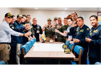 El presidente Abelardo de la Espriella junto a integrantes de la Armada de Colombia en San Andrés. FOTO REDES SOCIALES