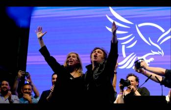 El presidente de Argentina, Javier Milei, y su hermana y secretaria general de la Presidencia, Karina Milei, en el acto de cierre de campaña de La Libertad Avanza. FOTO AFP