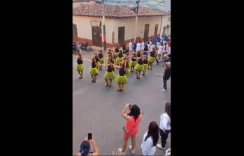 El sonido de los fusiles de los grupos armados ilegales interrumpió el desfile de los estudiantes de un colegio de Convención, Norte de Santander. FOTO CAPTURA DE VIDEO