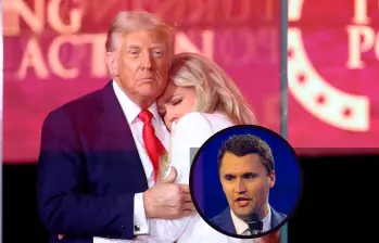 El presidente de Estados Unidos, Donald Trump, junto a la viuda del activista Erika Kirk en el homenaje al activista. FOTO AFP