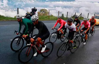 Juan Avendaño, conocido como Juan Fondos (negro) también hizo parte de la rodada de entrenamiento para el Clásico El Colombiano. FOTO MANUEL SALDARRIAGA 