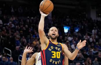 Stephen Curry, en la actual temporada de la NBA, tiene un promedio de 24 puntos por partido, 44.5% en tiros de campo y un promedio de triples hechos por partido de 4.4. FOTO: GETTY