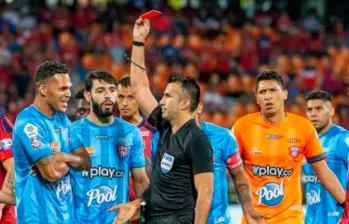 Árbitros como Carlos Betancur que es juez Fifa o los debutantes en la Liga están siendo cuestionados por algunas decisiones que han tomado en algunos compromisos de la Liga. FOTO ESNEYDER GUTIÉRREZ 