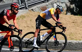 Egan Bernal realiza una buena actuación en su retorno al Giro luego de ganarlo en 2021. FOTO X-INEOS