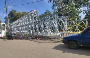 El puente ya está casi armado en uno de los costados de la vía, pero sigue sin ser instalado sobre el río. FOTO: Cortesía.