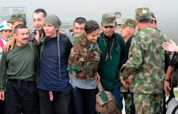 Momentos posteriores a la Operación Jaque cuando fueron liberados Ingrid Betancourt y 14 personas más. Foto: Colprensa
