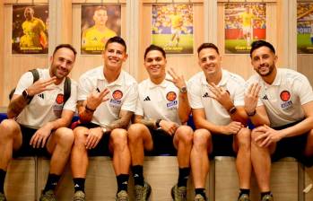 Los jugadores David Ospina, James Rodríguez, Juan Fernando Quintero, Santiago Arias y Camilo Vargas, celebran su tercera clasificación a un Mundial con Colombia. FOTO CORTESÍA FCF