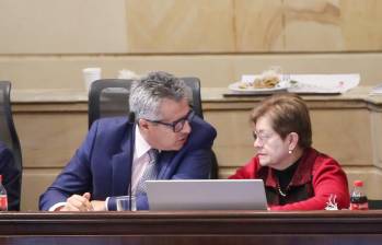 Luis Fernando Velasco, ministro del Interior, con la ministra del Trabajo, Gloria Inés Ramírez. FOTO: Colprensa.