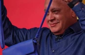 Diosdado Cabello durante su presentación televisiva donde sacó una cartera azul igual a la de María Corina Machado. FOTO: redes sociales 