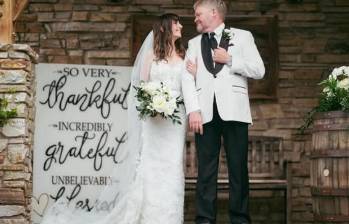 La ceremonia de matrimonio fue al aire libre en un entorno natural, con los novios rodeados de familiares y amigos cercanos. FOTO Instagram @scottmichaelcampbell