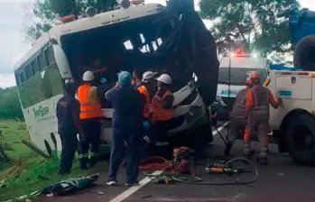 Así quedó el bus en el que viajaban varios aprendices del Sena camino a Medellín. Fallecieron tres de sus ocupantes. FOTO: CORTESÍA