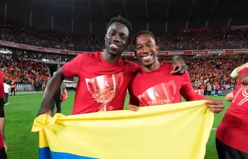 Davinson Sánchez y Carlos Cuesta (derecha) festejando el nuevo título de Galatasaray en la Copa de Turquía. FOTO: Tomada de X @GalatasaraySK