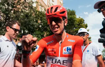 Tadej Pogacar se vio obligado a abandonar la Vuelta tras verse involucrado en ua masiva caída. FOTO @VUELTAAESPAÑA
