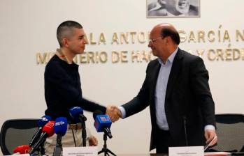 El presidente de Asobancaria y el ministro de Hacienda sellan acuerdo del programa Abrigo para atender a las regiones afectadas por la emergencia climática. FOTO CORTESÍA MINHACIENDA. 