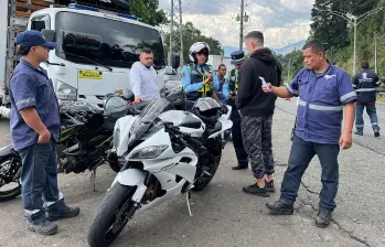 Agentes de Movilidad y funcionarios de la Secretaría durante el control vial en Las Palmas. FOTO: Cortesía