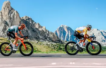 Egan Bernal fue determinante para que su compañero Arensman terminara en el top-5 del Giro. FOTO X-Netcompany INEOS