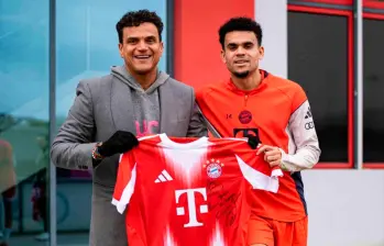 El cantante Silvestre Dangond junto a Luis Día quien le entregó una camiseta autografiada del Bayern Múnich. FOTO TOMADA X @LuisFDiaz19