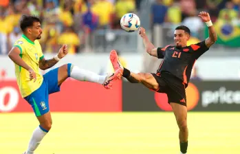 Lucas Paquetá (Brasil) y Daniel Muñoz en el juego entre Colombia y Brasil por la Copa América de 2024. FOTO: GETTY