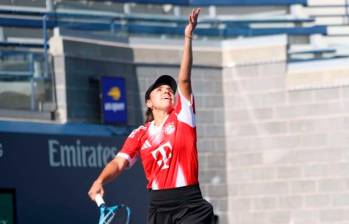 Camila Osorio llegó a entrenar en el US Open luciendo la camiseta del Bayern Múnich en homenaje a Luis Díaz, ella es una apasionada por el fútbol, su abuelo y su hermano jugaron.FOTO TOMADA X @FCBayernES