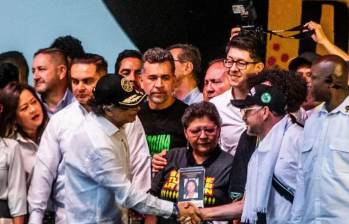 Gustavo Petro durante el tarimazo en La Alpujarra el 21 de junio de 2025. Junto a él los capos presos de las bandas del Valle de Aburrá. Foto: El Colombiano