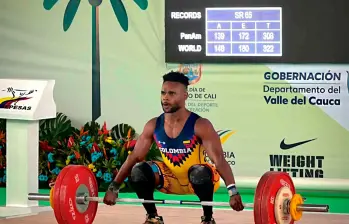 El antioqueño Francisco Mosquera en acción en el Panamericano de Pesas en Cali, donde impuso récord Panamericano, ganó tres medallas y clasificó al Mundial. FOTO CORTESÍA PANAMERICANO DE CALI