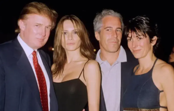De izquierda a derecha, Donald Trump, Melania Trump, Jeffrey Epstein y Ghislaine Maxwell, en un evento social antes de que estallara el escándalo por tráfico sexual. Foto, Getty. 
