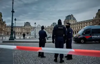 El robo, que duró solo unos minutos, reavivó las críticas sobre el estado y la seguridad del museo más visitado del mundo. FOTO: Getty