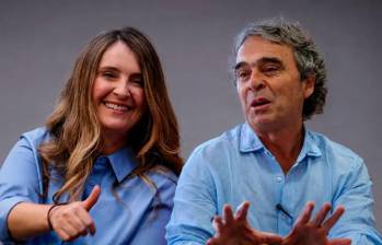 Paloma Valencia y Sergio Fajardo se están tomando un café en Barranquilla. Fotos: Juan Antonio Sánchez y Colprensa