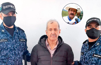 En la imagen Hernán Giraldo bajo custodia del Inpec tras retornar de Estados Unidos. En la foto detalle Giraldo en la desmovilización del bloque Resistencia Tayrona. FOTOS: COLPRENSA