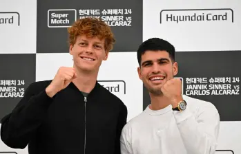 El italiano Jannik Sinner y el español Carlos Alcaraz harán una exhibición este sábado en Japón como preámbulo del Abierto de Australia. FOTO AFP