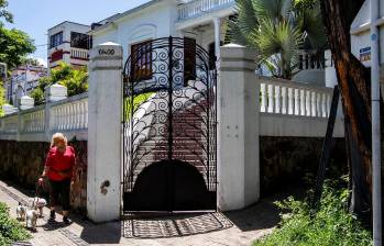 Prado, el único barrio patrimonial que tiene Medellín, ha perdido su vida residencial progresivamente en las últimas cuatro décadas. Sus vecinos resisten aislados por el caos del Centro y ante factores como la inseguridad. FOTOS: JULIO HERRERA