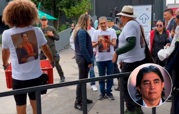 Personas presentes en el puesto de votación de Corferias denunciaron que las personas que tenían las camisas de Simón Bolívar hacían proselitismo a favor de Gustavo Bolívar. FOTO CAPTURA DE VIDEO Y COLPRENSA