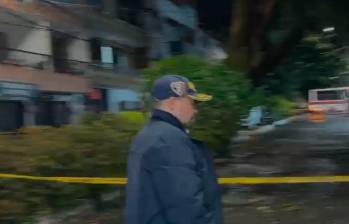 El bombero Wilson Yepes atendió el llamado de su esposa que le anunciaba el grave daño de su casa. FOTO: IMAGEN TOMADA DE VIDEO