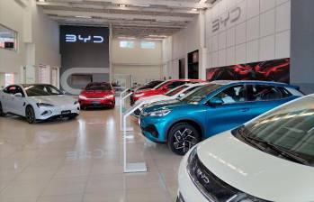 La marca china BYD lidera las ventas de vehículos eléctricos en Colombia y anunció nuevas funciones gratuitas FOTO X @zhu_jingyang