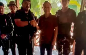 Jixing Zhang se habría presentado en Colombia como un empresario interesado en invertir recursos en proyectos agrícolas y productivos, sin embargo, documentos y chats encontrados en los dispositivos de alias Calarcá lo señalan como un presunto responsable del armamento del grupo guerrillero. Foto: Captura de video Noticias Caracol