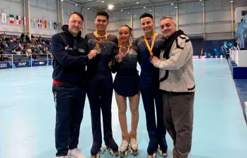 El técnico Enrique Da Matta, con los medallistas de Colombia: Jeshua Folleco Garzón, Hannah Castillo y Brayan Carreño. FOTO cortesía
