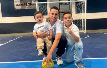Jeison Castaño en compañía de sus dos hijos, Salvador y Matías. El balón los une más como familia. FOTO: Cortesía