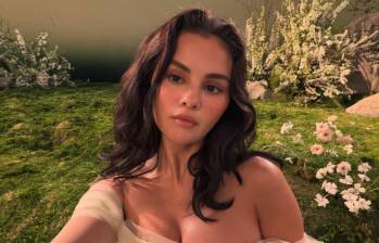 Selena Gomez, cofundadora de Wondermind, enfrenta una demanda presentada por cinco inversores que alegan haber sido engañados sobre la situación y las proyecciones de la startup de salud mental. FOTO: @selenagomez.