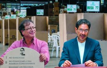 El anuncio oficial del retiro de la Constituyente lo dio el vocero del comité promotor de la convocatoria, Armando Custodio Wouriyú Valbuena. Petro y Cepeda compartían la misma propuesta. Fotos: Colprensa y Manuel Saldarriaga.