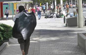 El caso se presentó cuando un comerciante de arepas fue golpeado con una piedra, en el Centro de la ciudad, presuntamente por un habitante de calle. Su estado de salud es crítico. Foto: EL COLOMBIANO