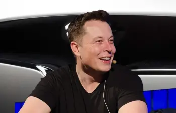 SpaceX, de Elon Musk, fijó en 135 dólares por acción su precio de salida a bolsa para recaudar 75.000 millones, la mayor oferta de la historia. FOTO: Getty y Colprensa.