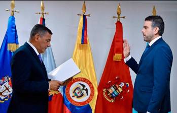 Juan Carlos Díaz Tarud tomó posesión del cargo ante el ministro de Defensa, general (r) Jorge Mora, el 18 de agosto de 2026. FOTO: CORTESÍA DE MINDEFENSA.