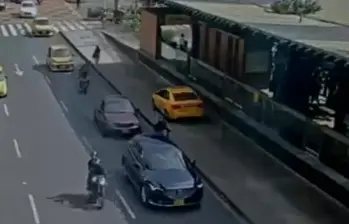 El taxista invadió el carril exclusivo del Metroplús para tratar de burlar la acción del Tránsito, pero fue interceptado por la Policía. FOTO: TOMADA DE VIDEO