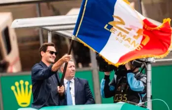 El exnúmero uno del Mundo del tenis, Roger Federer invitado de lujo para dar la salida en las 24 horas de Le Mans. FOTO TOMADA X 