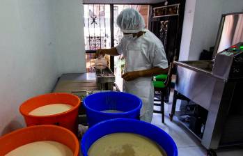 Tras la llegada de la nueva máquina (al fondo), la familia ahora en un día puede fabricar hasta 3.000 paletas, mientras que antes podían hacer máximo 200.. FOTOS Julio Herrera